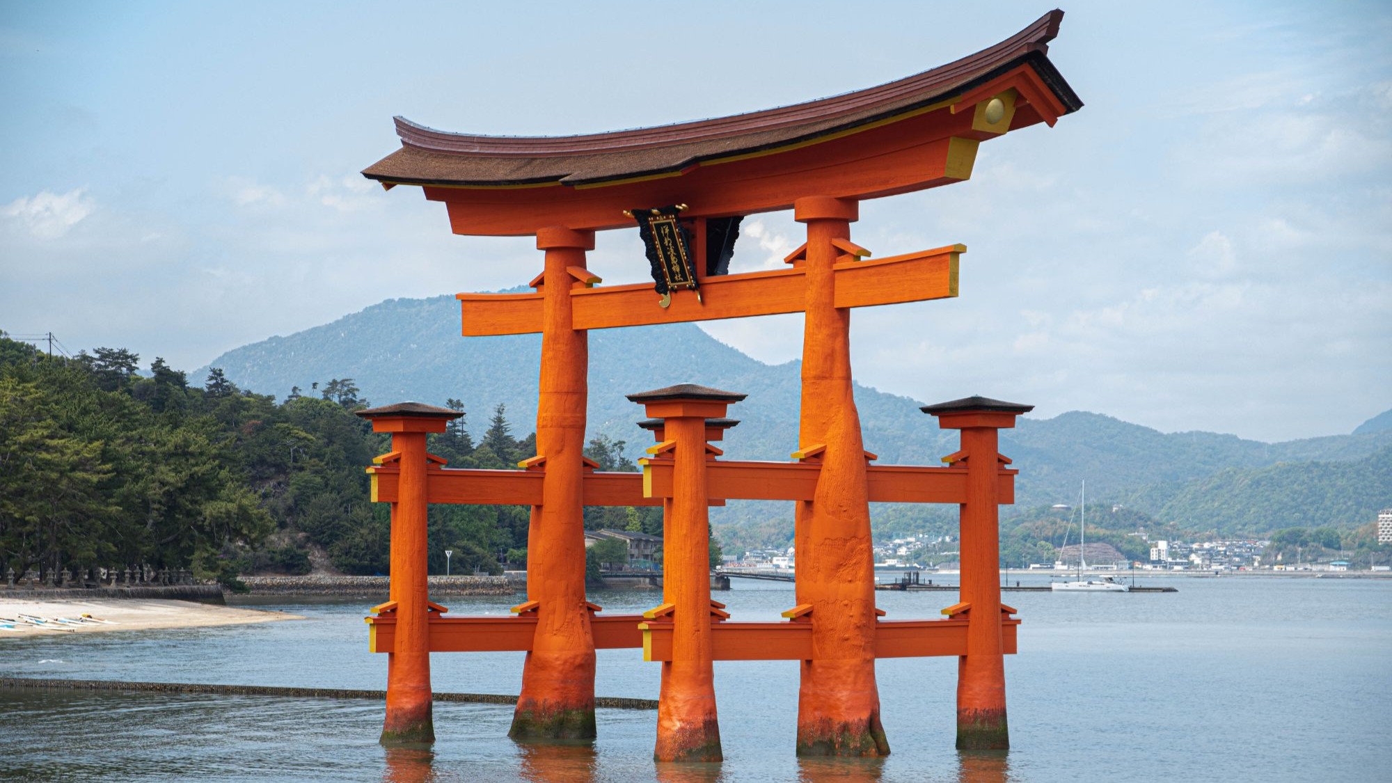 เสาโทริอิสีแดงกลางทะเลที่ศาลเจ้ามิยาจิมะ (Itsukushima Shrine) จังหวัดฮิโรชิมา แลนด์มาร์คชื่อดังของญี่ปุ่น