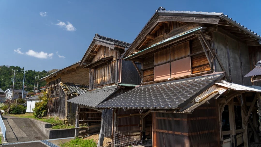 บ้านไม้ญี่ปุ่นเก่าในชนบท สภาพเสื่อมโทรม แสดงปัญหาบ้านร้าง Akiya ที่ไม่คุ้มค่าลงทุน